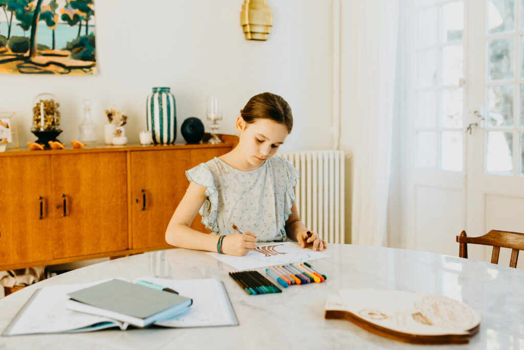 portrait d'un enfant en séance de travail